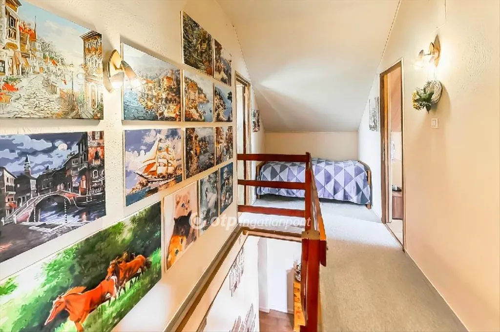 Chambres - Three-Storey House with Large Plot in Sóskút