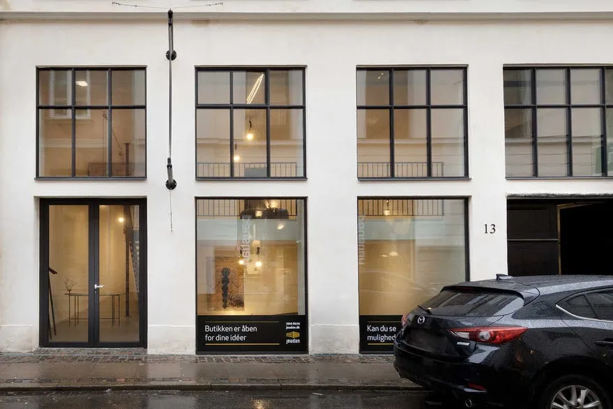 Extérieur - High-ceilinged Retail Unit with Double-height Windows