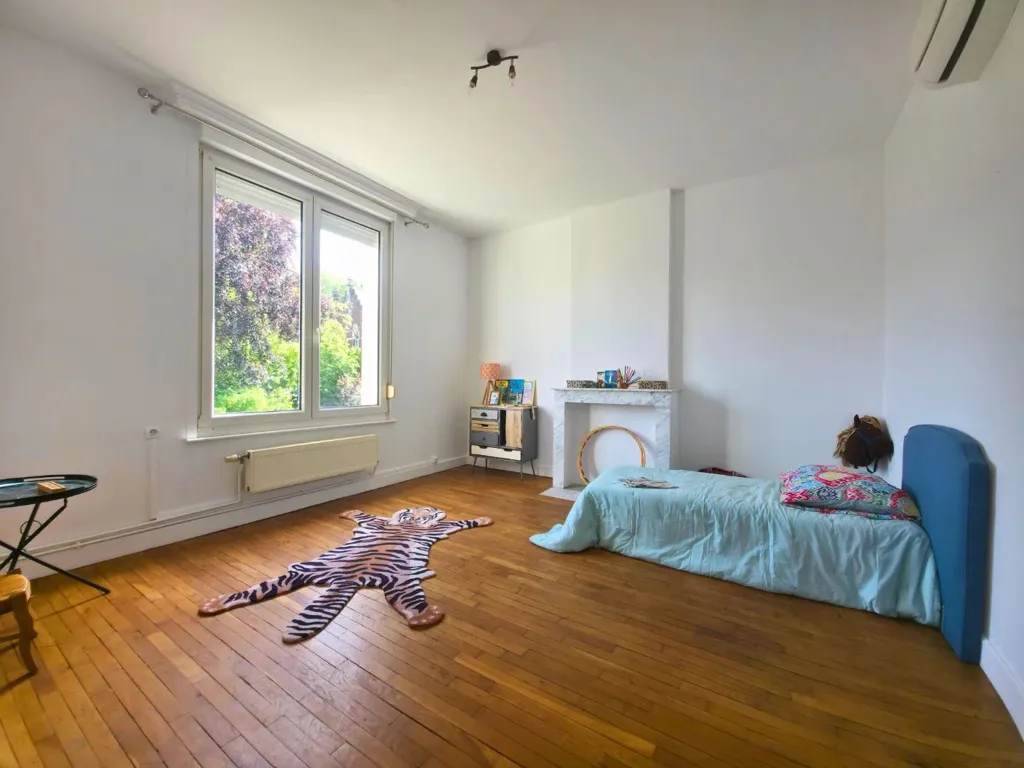 Villa Art déco avec Piscine à Caudry Centre