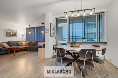 Sala da pranzo - Apartment with Mountain and City Views in Kópavogur