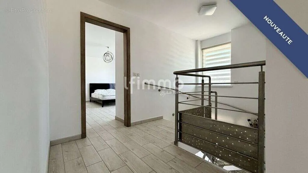 Entrée - Maison Moderne avec Piscine à Wittenheim