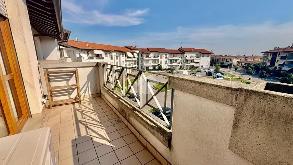 Balcone - Modern Apartment with Balcony in Calcinate