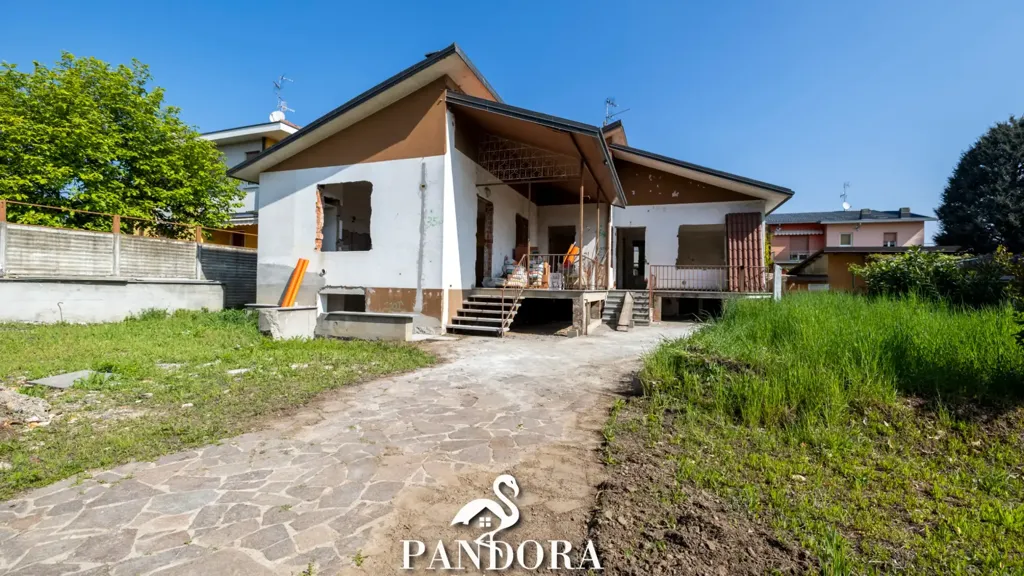 Välivaade - Rustic-Style Semi-Detached Villa with Terrace in Lonate Pozzolo