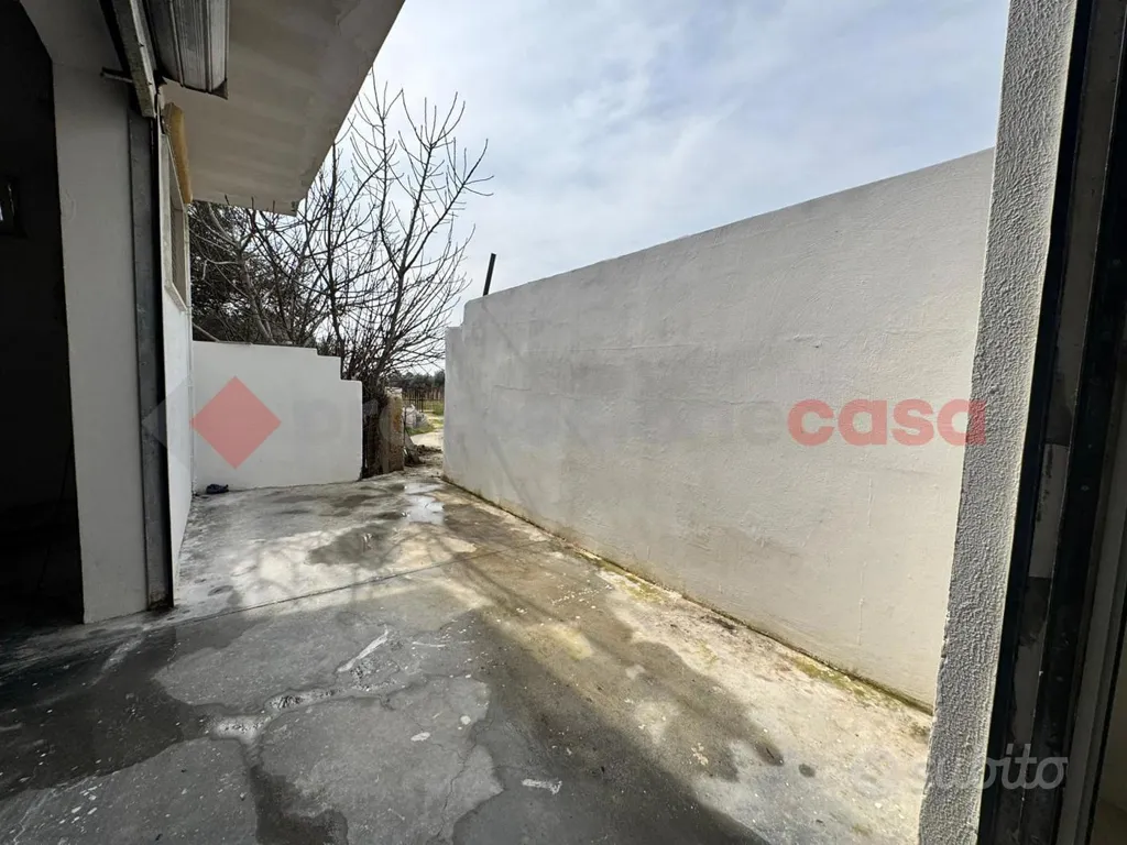 Versatile Workshop with Outdoor Space in Pulsano