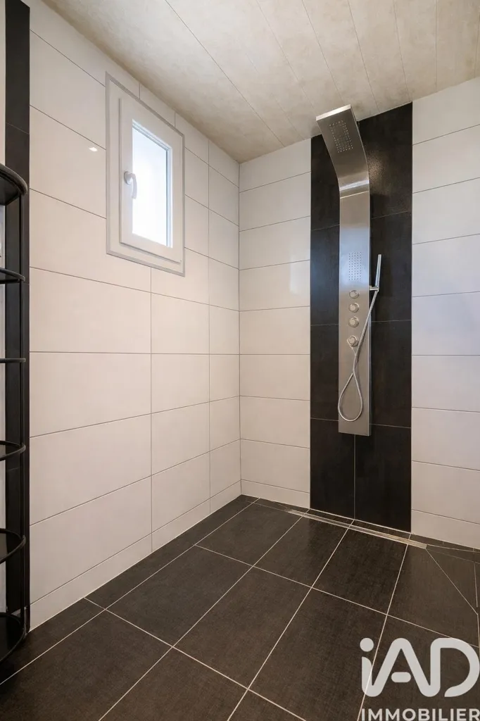 Salles de bain - Maison Plain-Pied avec Piscine à Œting