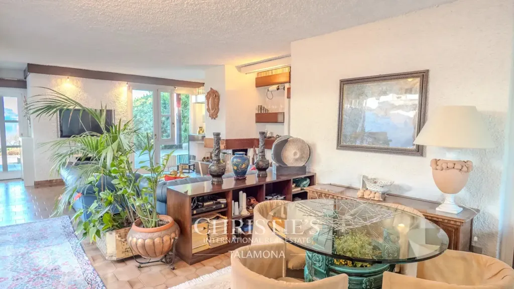 Living Room - Lakefront Villa with Private Park in Ranco