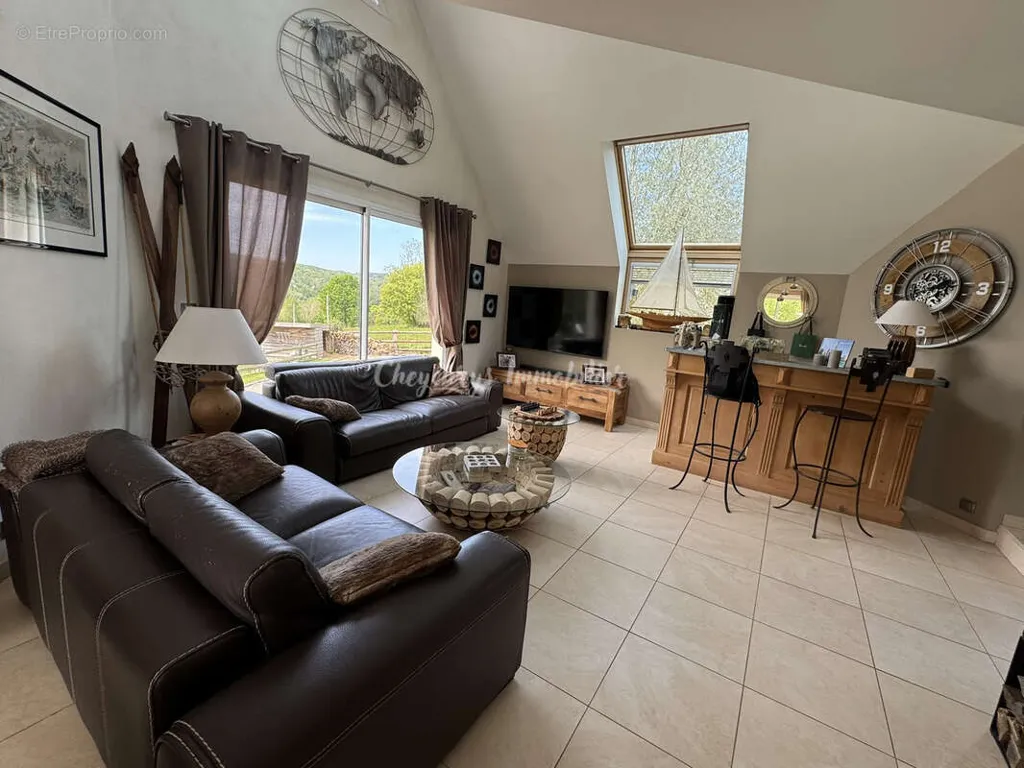 Elutuba - Contemporary Architectural House with Valley View