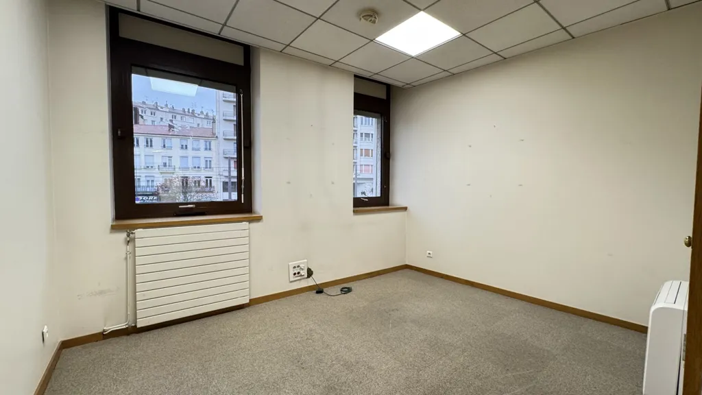 Bureau - Immeuble avec Surface Commerciale à Saint-Étienne