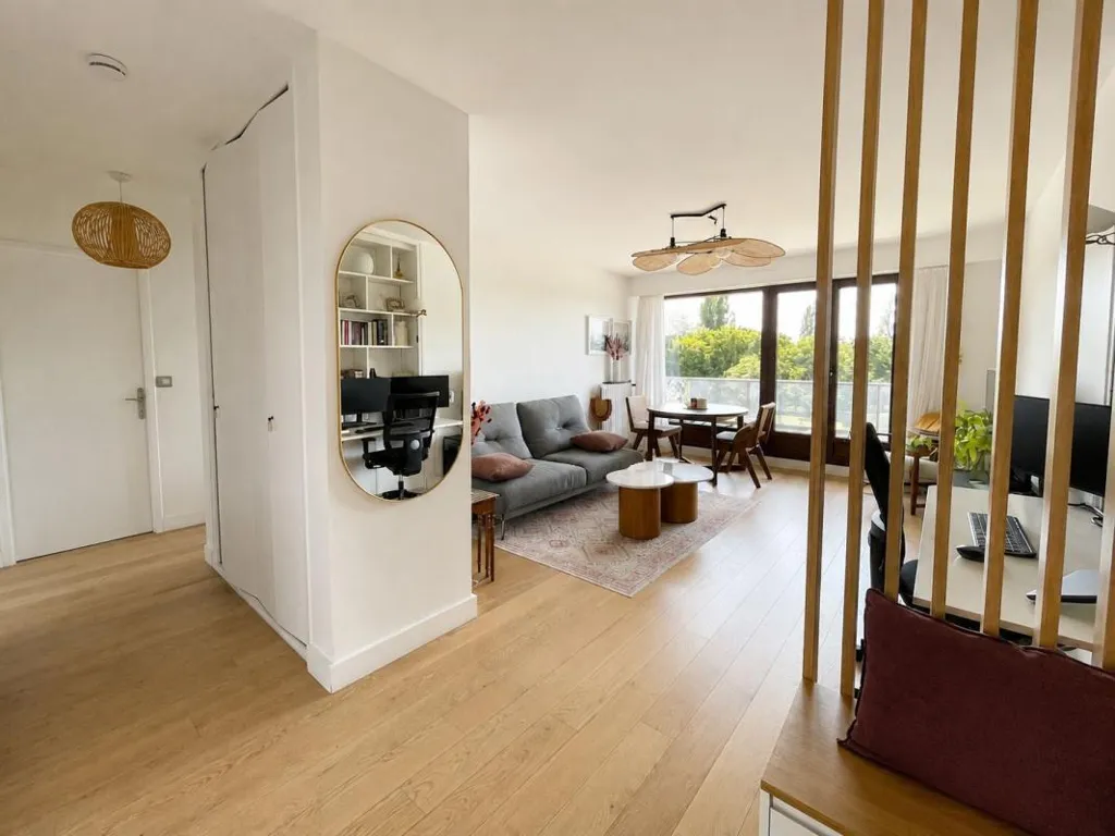 Séjour - Appartement Rénové avec Vue sur Marne à Paris