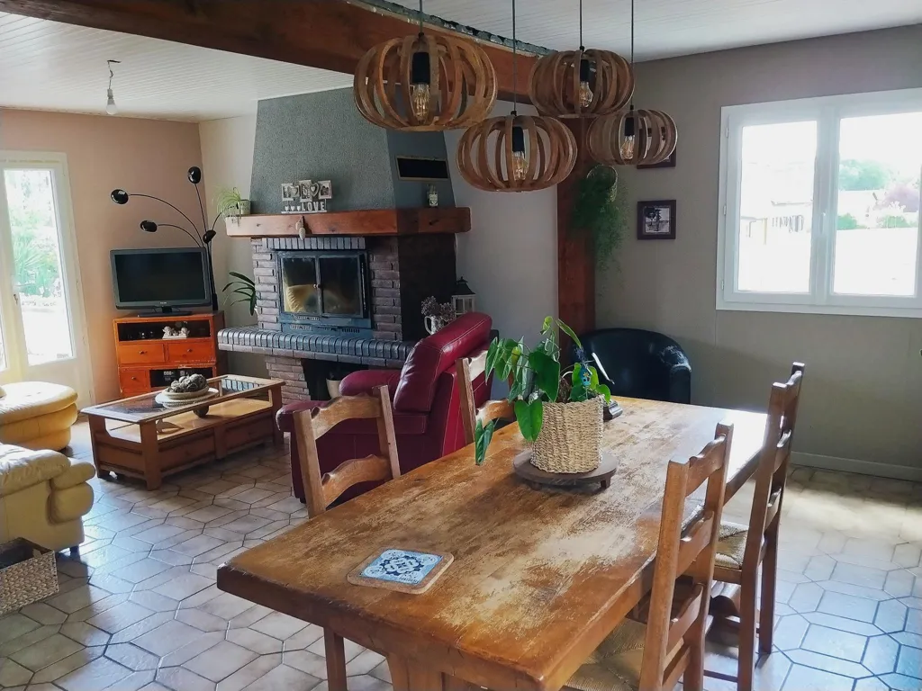 Salle à manger - Maison Familiale avec Sous-Sol Total à Proximité