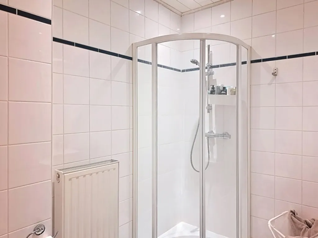 Salles de bain - Appartement rez-de-chaussée avec terrasse à Sterrebeek