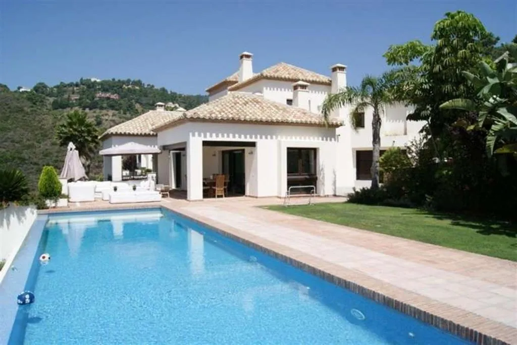 Bassein - South-Facing Villa with Infinity Pool in Marbella