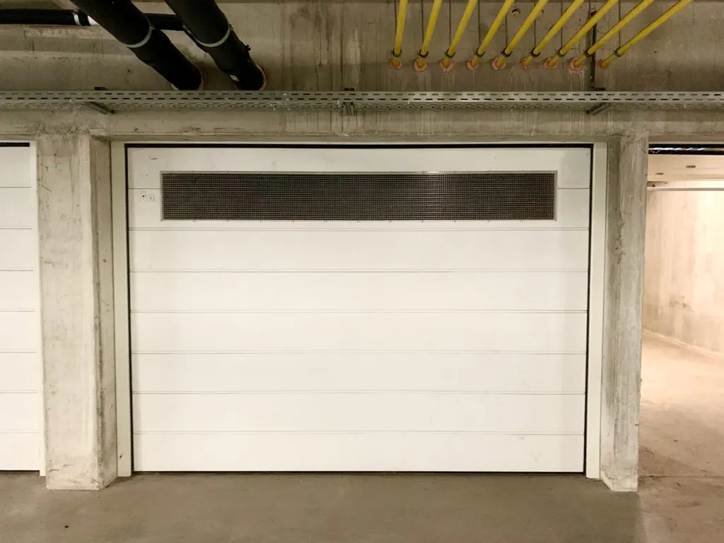 Garage - Appartement Luxueux avec Vue sur le Lac à Overmere