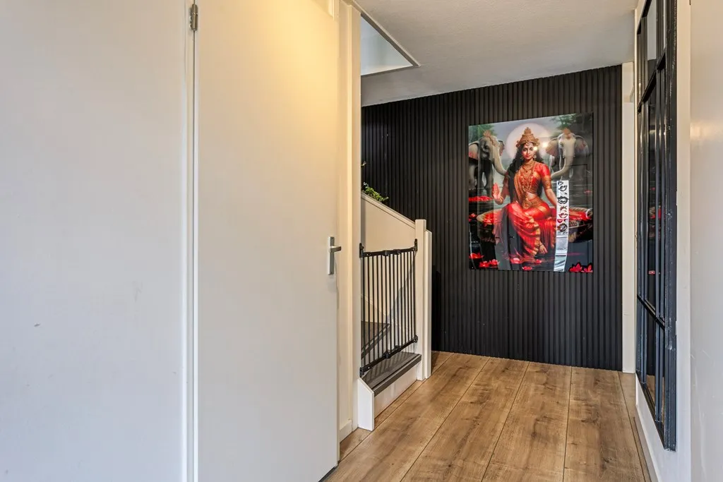 Entrée - Corner House with Solar Panels in The Hague