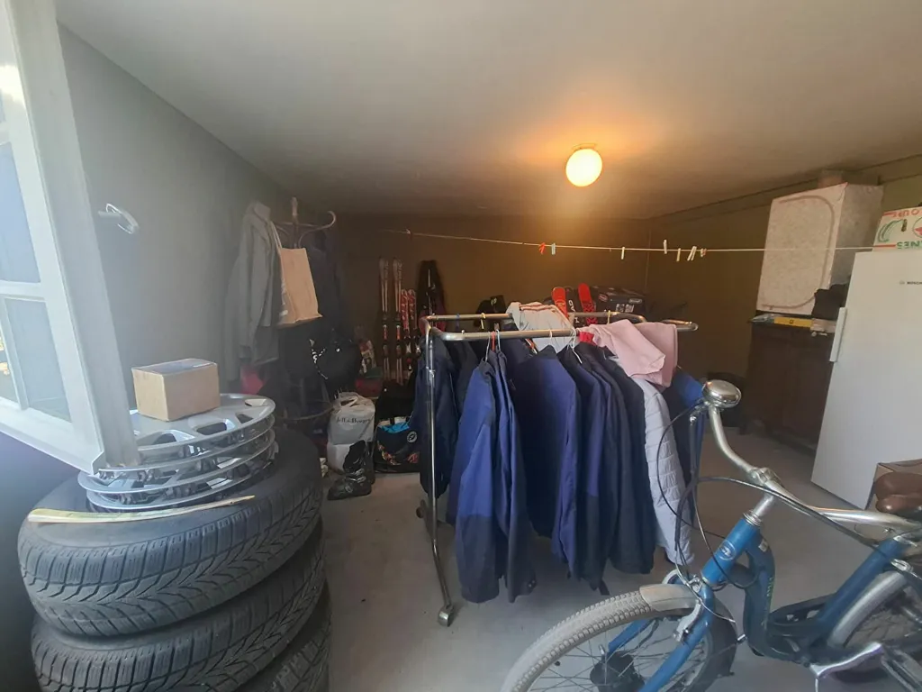 Garage - Maison Traditionnelle avec Jardin à Étaule