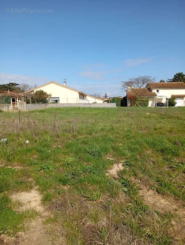 Jardin - Terrain Viabilisé à Anneyron, Proche Commerces