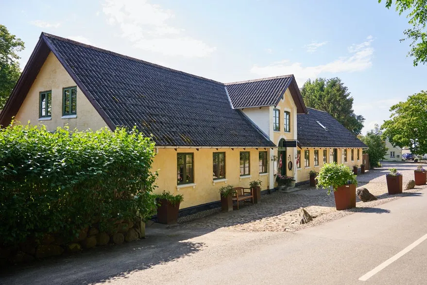 Välivaade - Historic Inn with Sea View in Helnæs