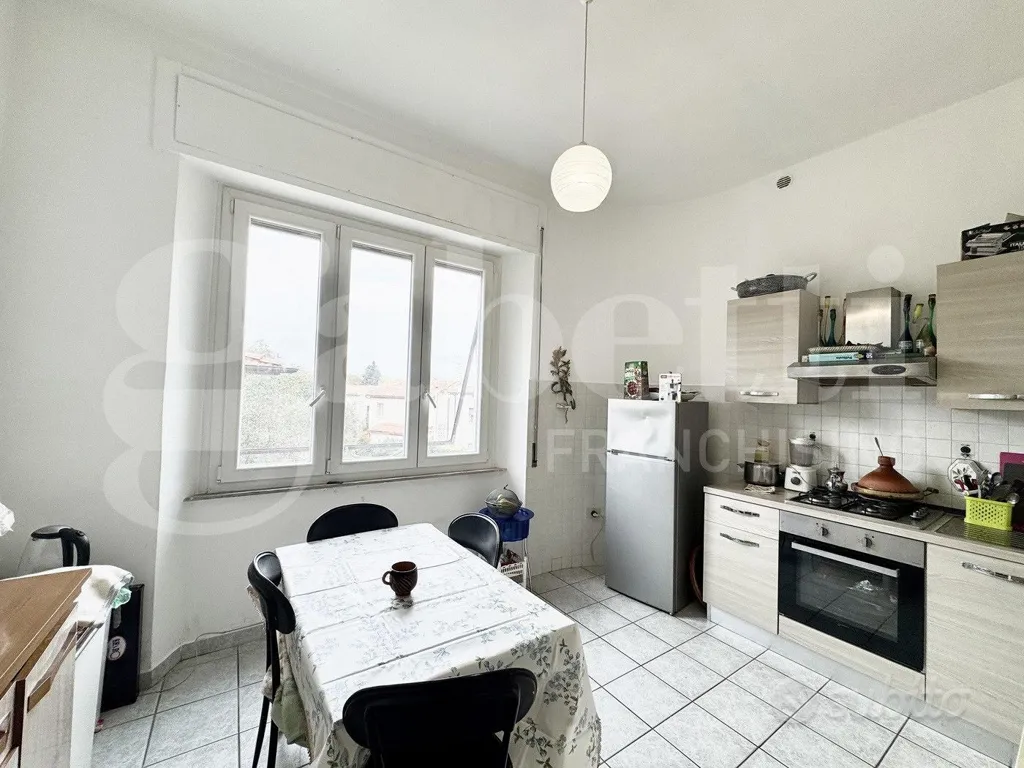 Cuisine - First Floor Flat with Fireplace in Orte