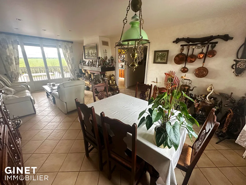 Salle à manger - Maison 3 Chambres avec Vue Piscine à Riorges