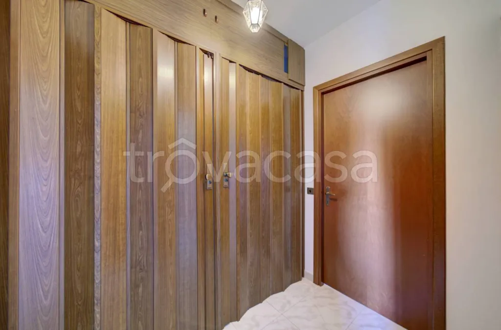 Esik - Apartment with Parking in Torino