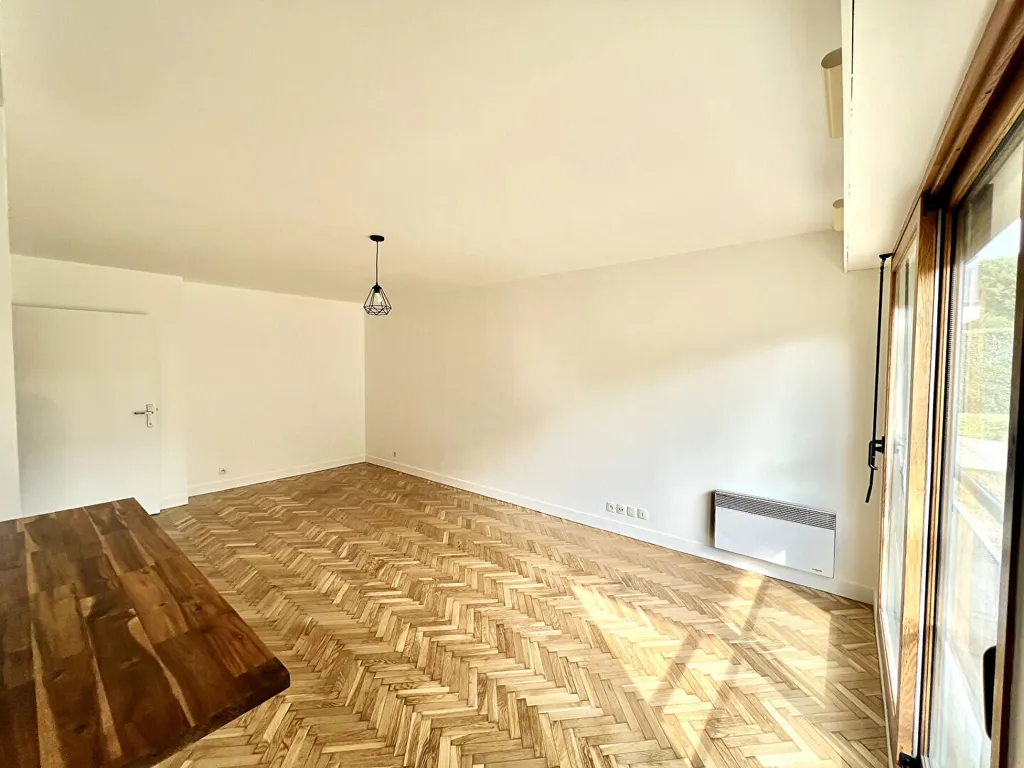 Séjour - Studio avec Terrasse dans Résidence à Evry Courcouronnes