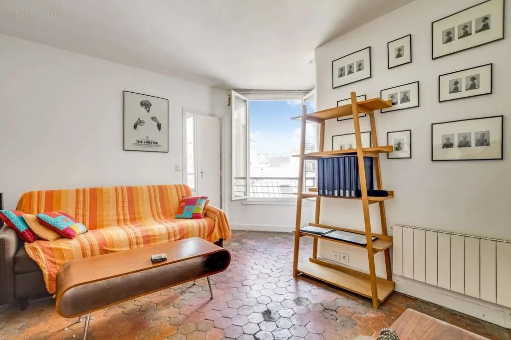 Living Room - Sunlit 2-3 Room Apartment in Marais