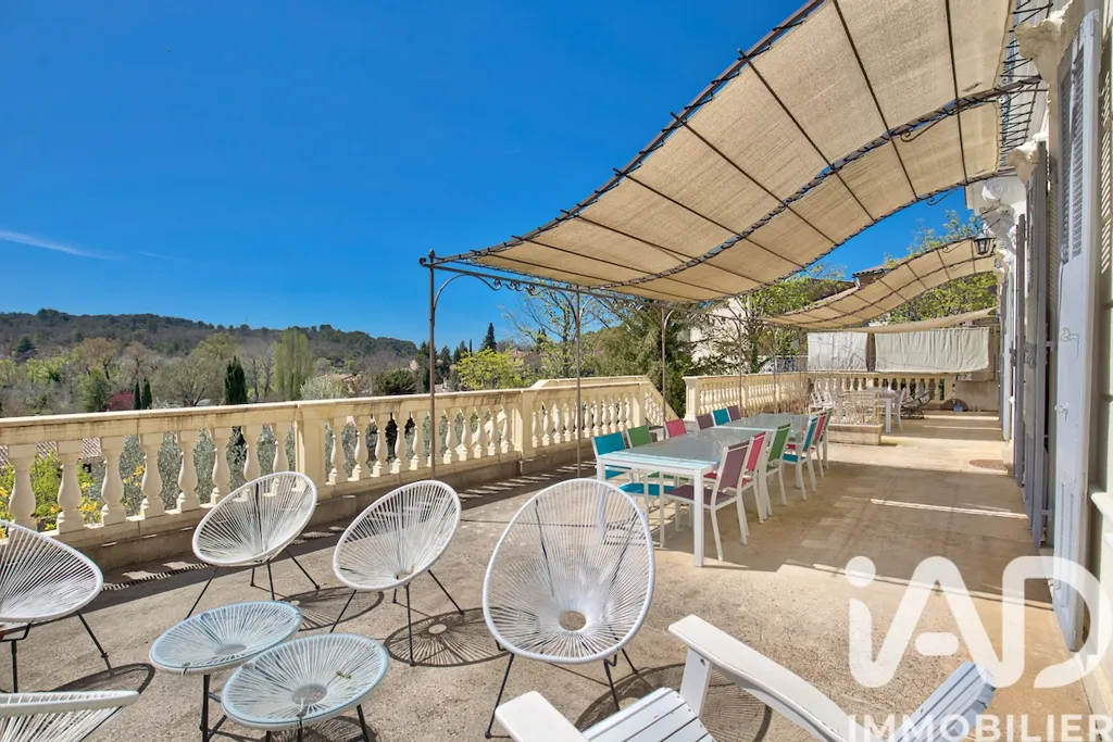 Terrasse - Manoir avec Activité Touristique à Gréoux-les-Bains
