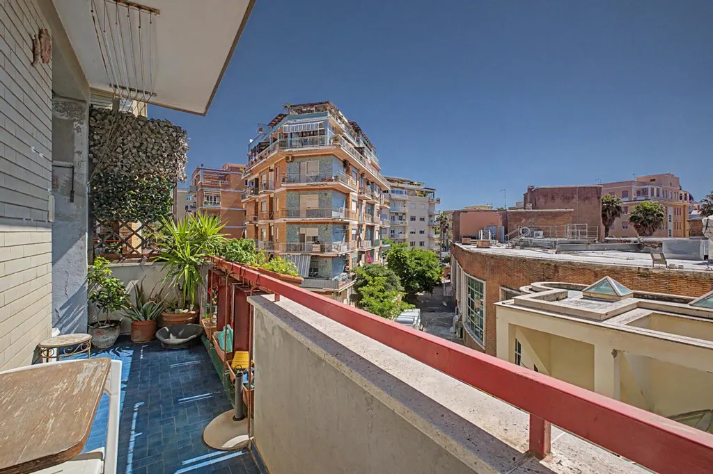 Rõdu - Triplex with Balcony in Ostia, Rome