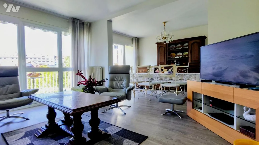 Séjour - Appartement Lumineux avec Balcons à Chambéry