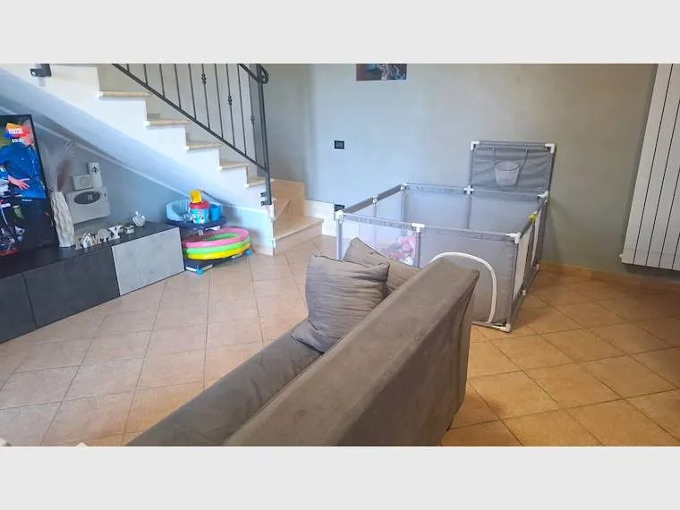 Soggiorno - Casa indipendente con giardino a Pomezia