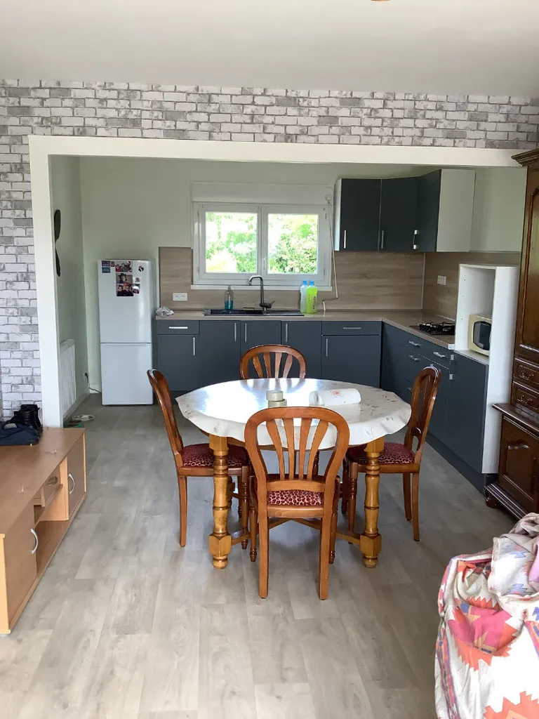 Salle à manger - Maison avec Jardin et Cour à Proximité
