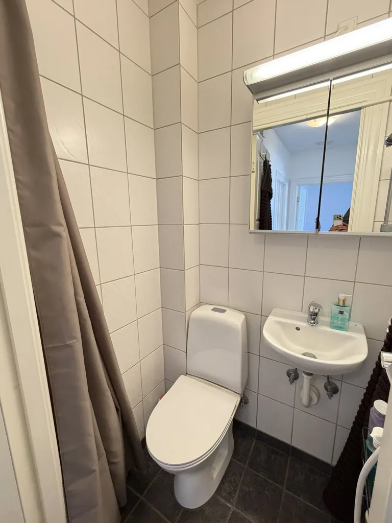 Salles de bain - Classical 2-Bedroom with Stucco in Urban Area