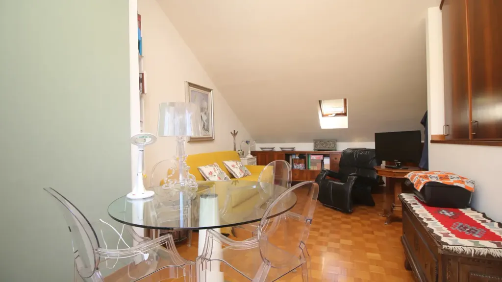 Soggiorno - Semi-detached Villa with Private Garden in San Fermo