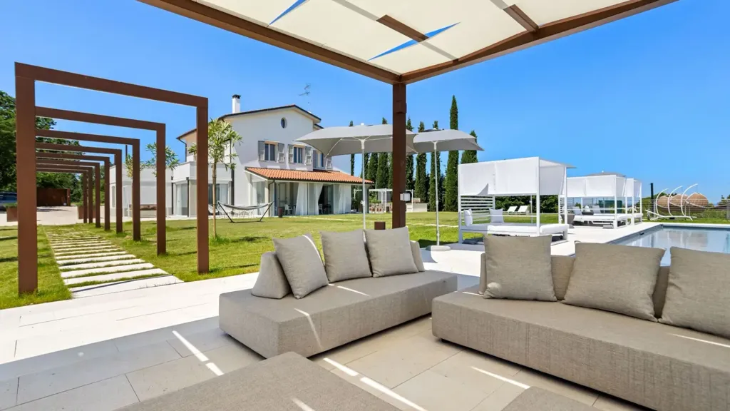 Piscine - Contemporary Villa with Pool in Imola