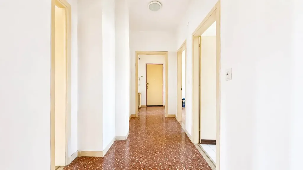 Entrée - Spacious Apartment to Modernise in Trieste