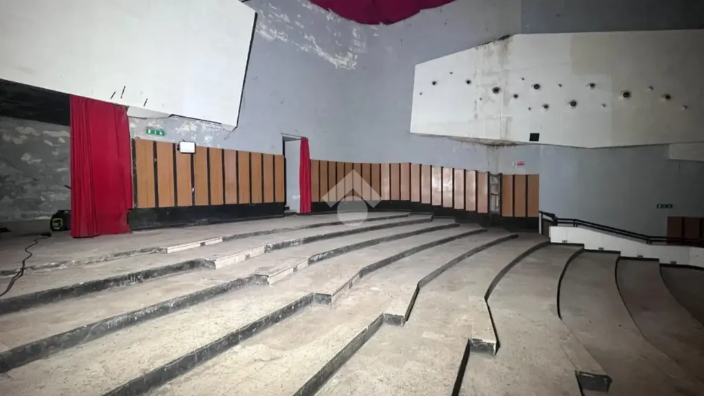 Pièces - Former Cinema with Dual Access in Mesagne