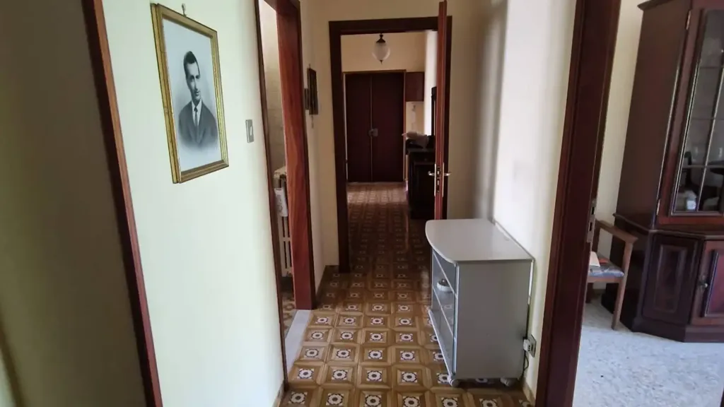 Esik - Three-Bedroom Apartment with Balcony in Avellino