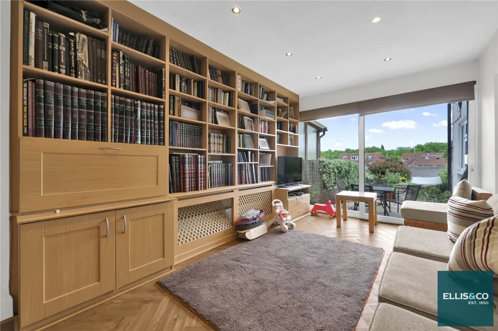 Living Room - 6-bedroom house in Barnet