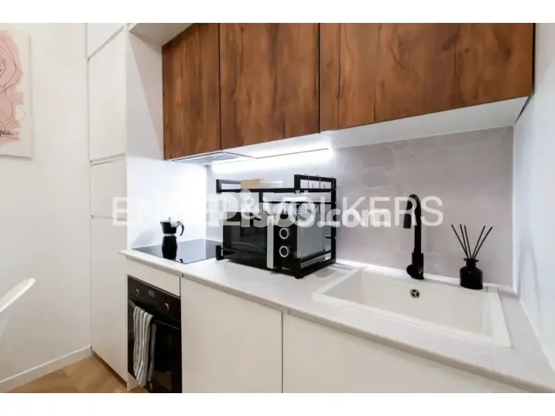 Cuisine - Modern Apartment with Balcony in Malasaña