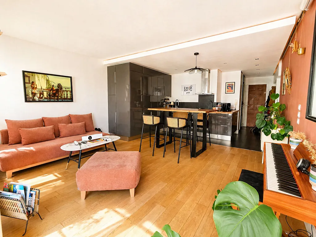 Séjour - Appartement Rénové avec Balcon à Paris