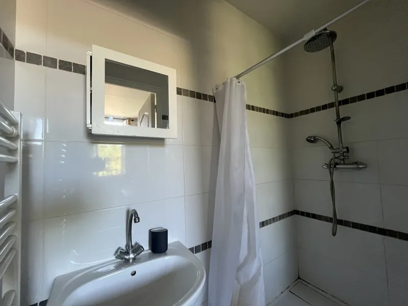 Salles de bain - Studio Rénové avec Exposition Est dans Copropriété