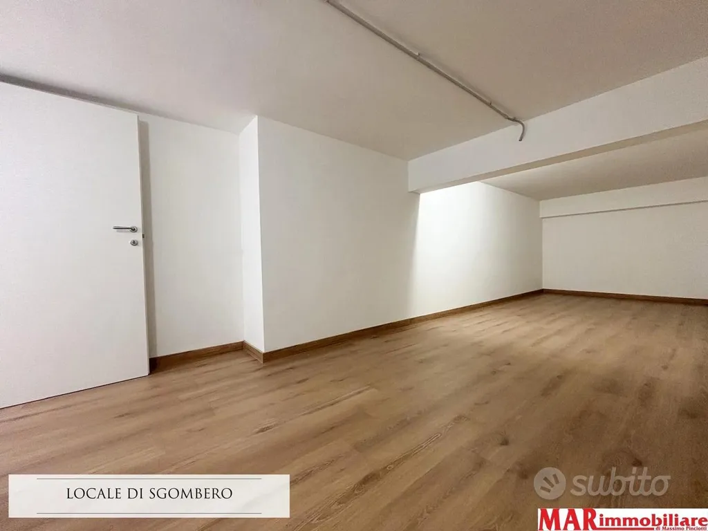 Toad - Office Space with Parking in Montesilvano