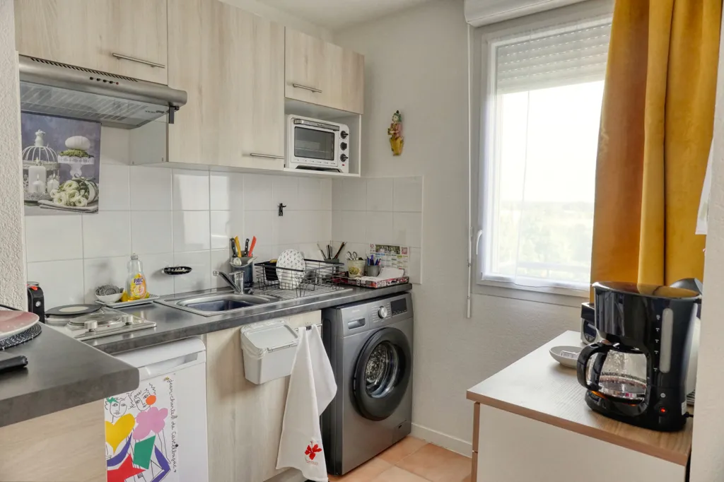 Köök - Bright 2-Bedroom Apartment with Balcony in Leguevin