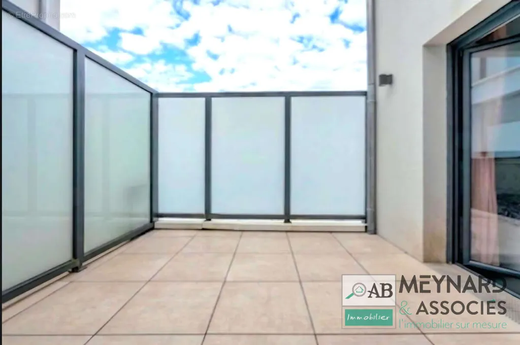 Balcony - Bright 3-Bed Flat with Balcony in Torcy