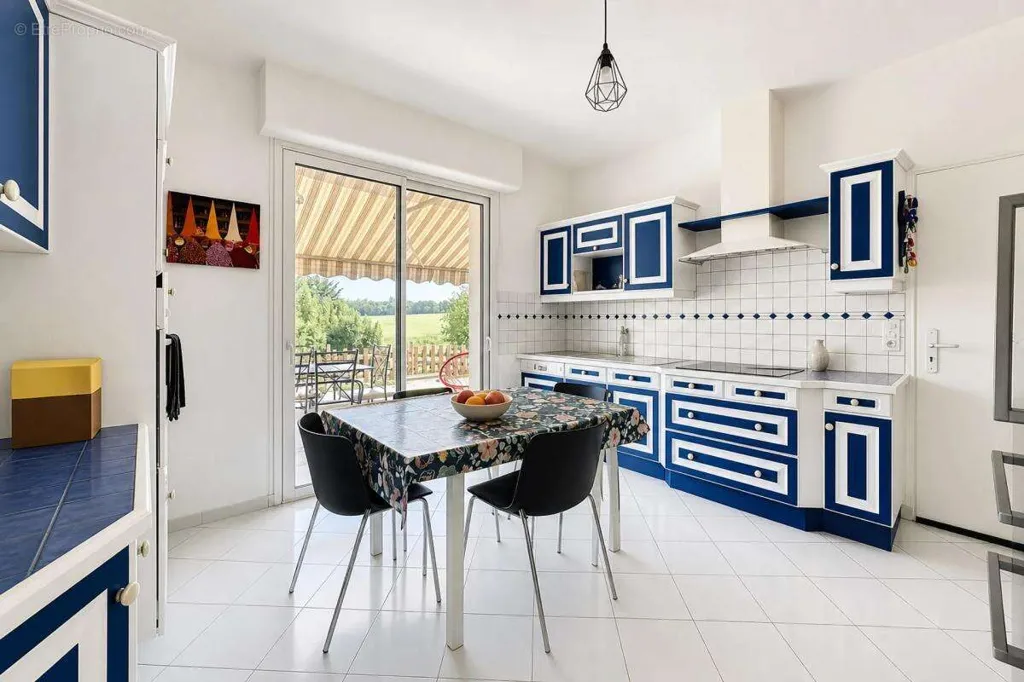 Kitchen - Large House with Pool in Château-Gontier