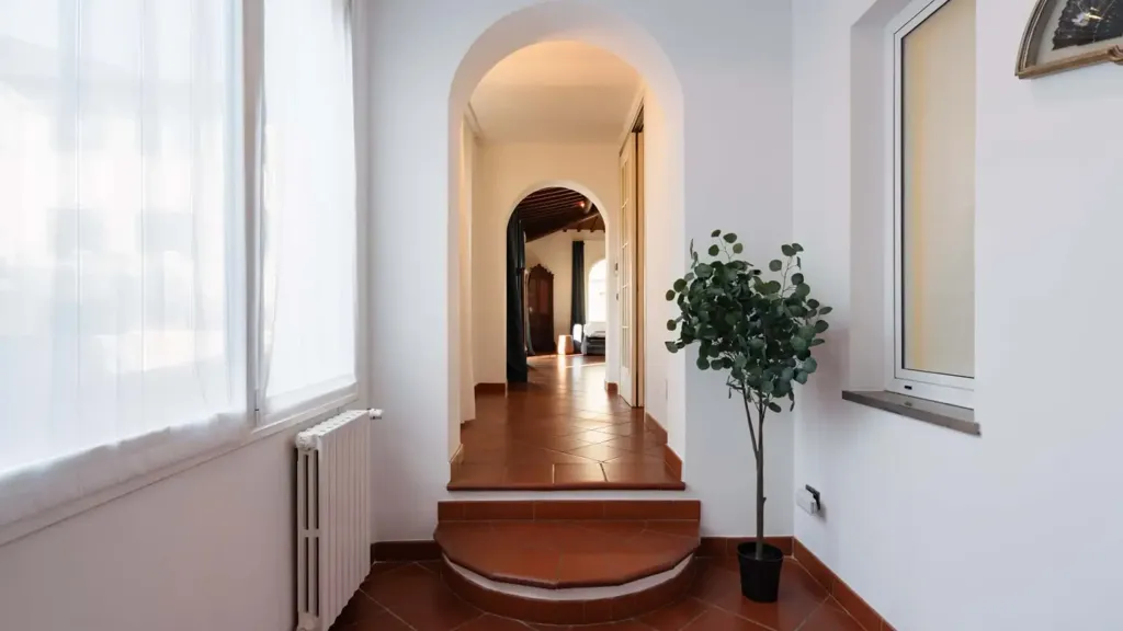 Esik - Arty Apartment with Balcony in Florence