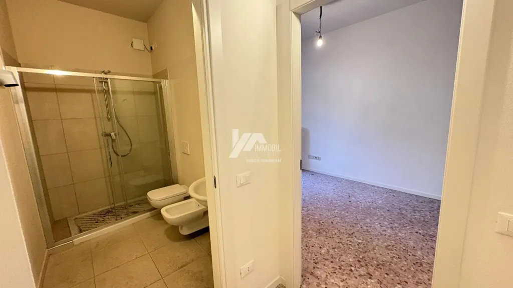 Salles de bain - Office Space in Central Brescia