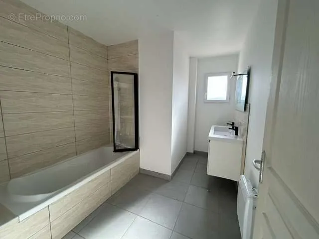 Salles de bain - Maison Récente avec Jardin à Carbonne