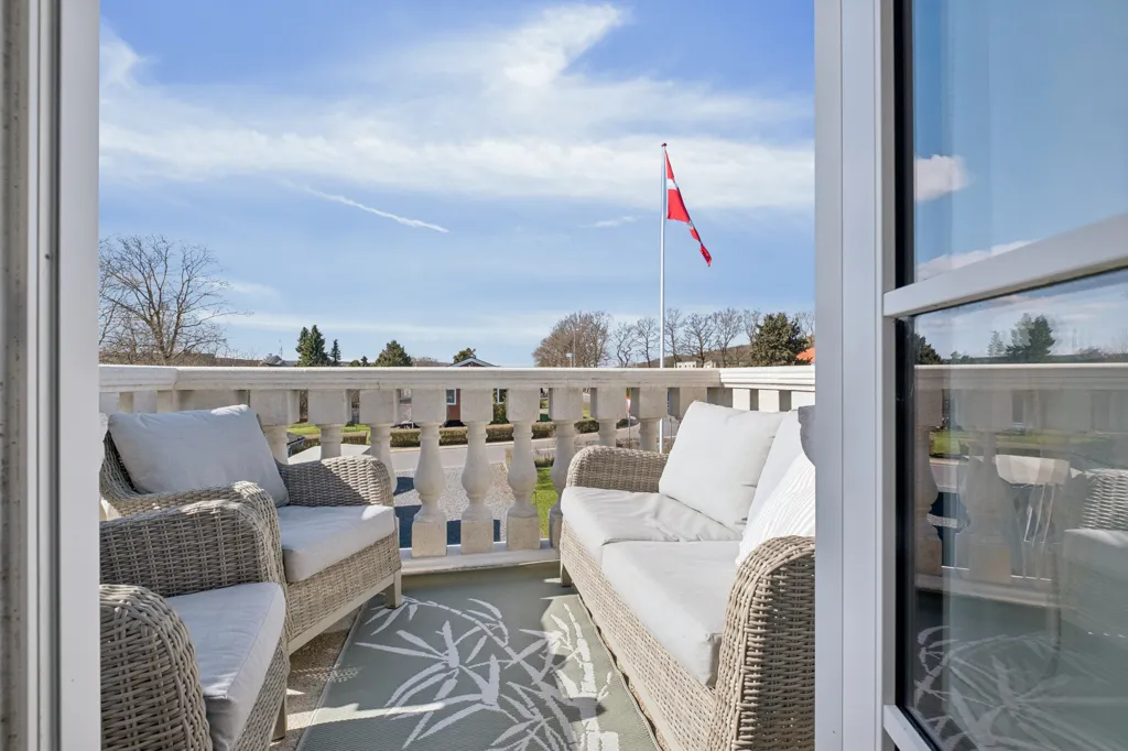 Balcon - Patrician Villa with Solar Panels in Laurbjerg