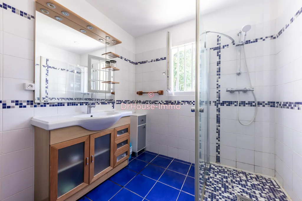Salles de bain - Maison Moderne avec Piscine à Prunay-le-Temple